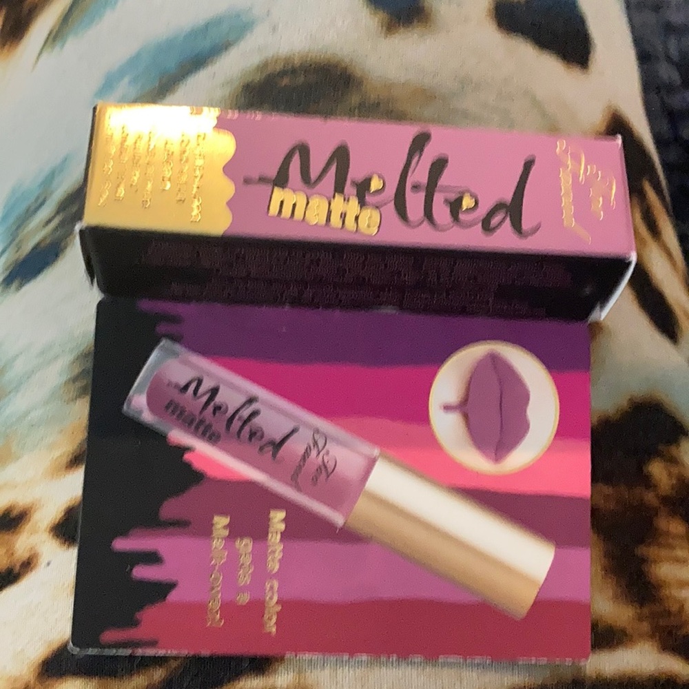 Lipstick color Queen b